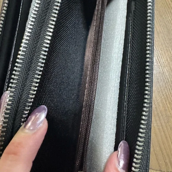 Men’s Black Zip-Around Wallet - Picture 10 of 10